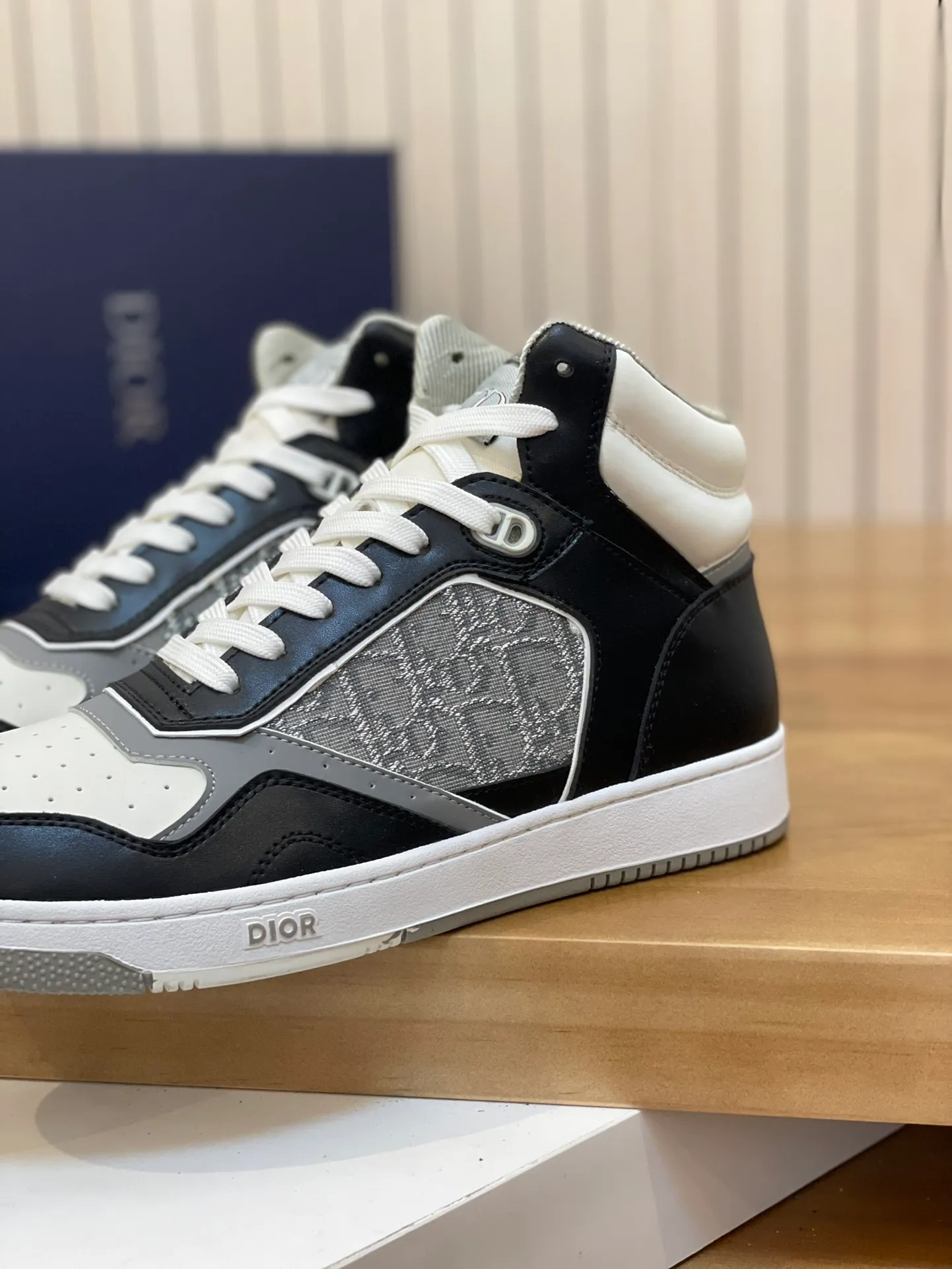 Men's shoes: 💰P460¥ Product trademark: Dior* "Dior*" high-top casual shoes Regular size: 38-44 (can be customized to 45.46) Product materials: Upper imported cowhide stitched with original fabric, breathable lining, original outsole. Number: 1006